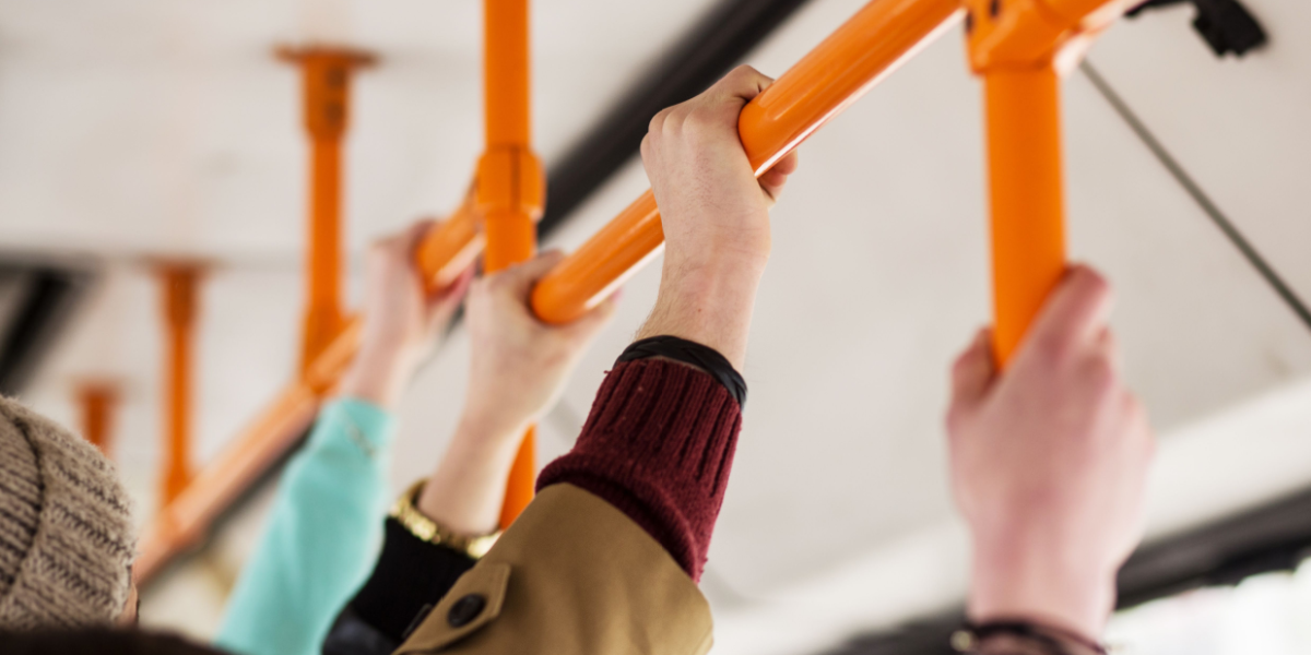 Professor afslører: Så stor er risikoen for at blive smittet med covid i offentlig transport