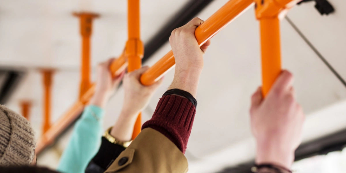 Professor afslører: Så stor er risikoen for at blive smittet med covid i offentlig transport