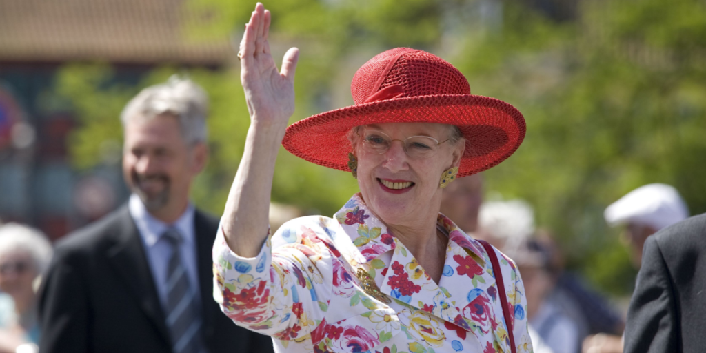 Afviser nazi-forbindelser: Dronning Margrethe går i rette med ny bog