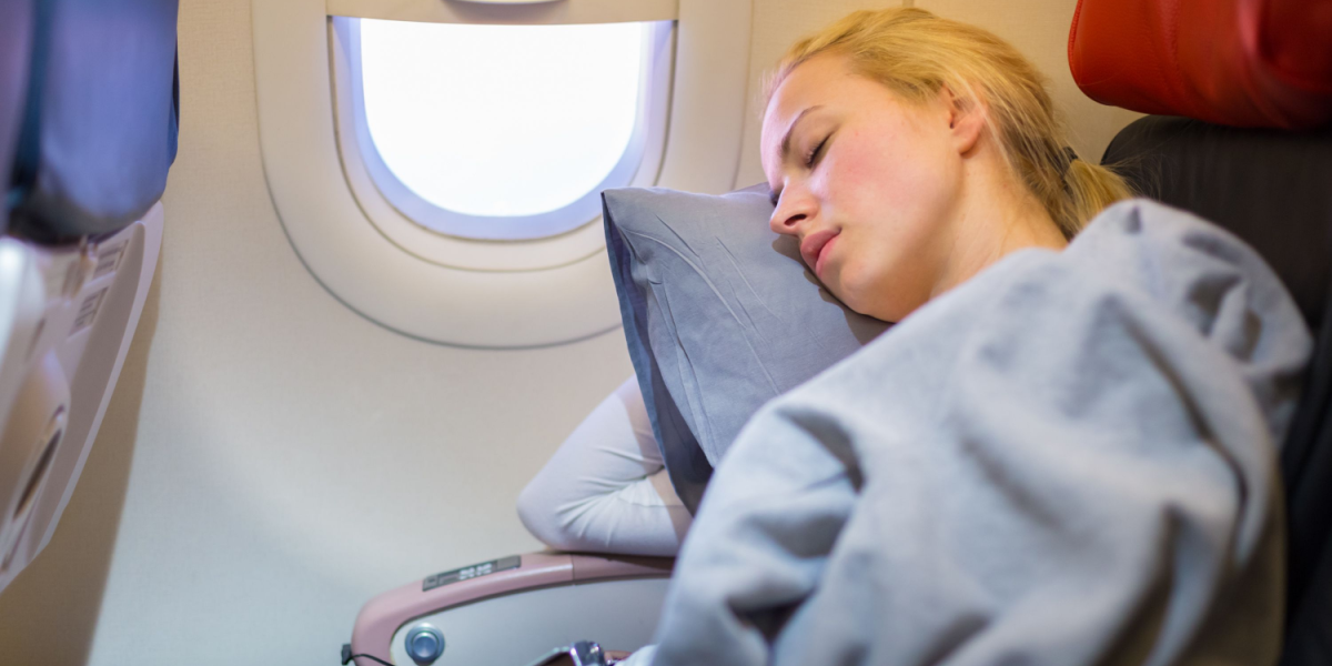 Skal du på lang flyvetur? 12 tips, der hjælper dig til at sove ombord
