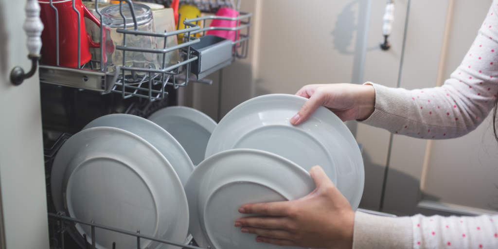 Gør opvaskemaskinen ikke ordentligt rent? Dette kan være årsagerne