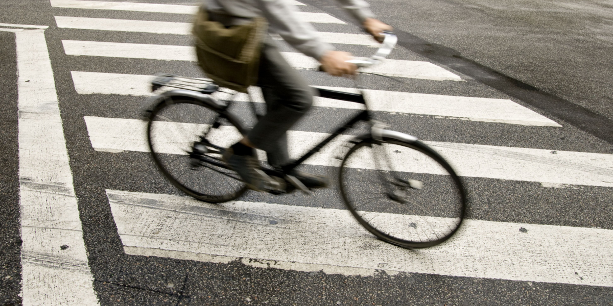 Må cyklister cykle i fodgængerfeltet? Dette står der i loven
