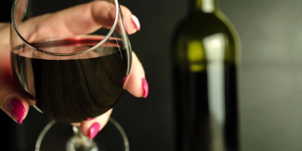 Genialt trick: Forvandl billig vin på 30 sekunder