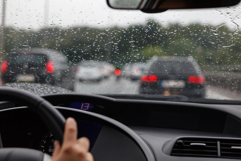 Bilister advares mod aquaplaning: Her er ekspertens gode råd til, hvad du skal gøre