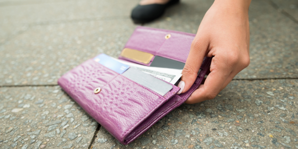 Smart trick: Derfor skal du have en lap papir med dine “koder” i pungen