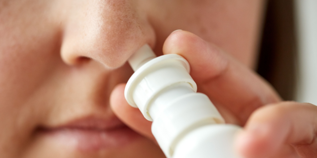 Gør din næsespray mere effektiv med disse to tricks