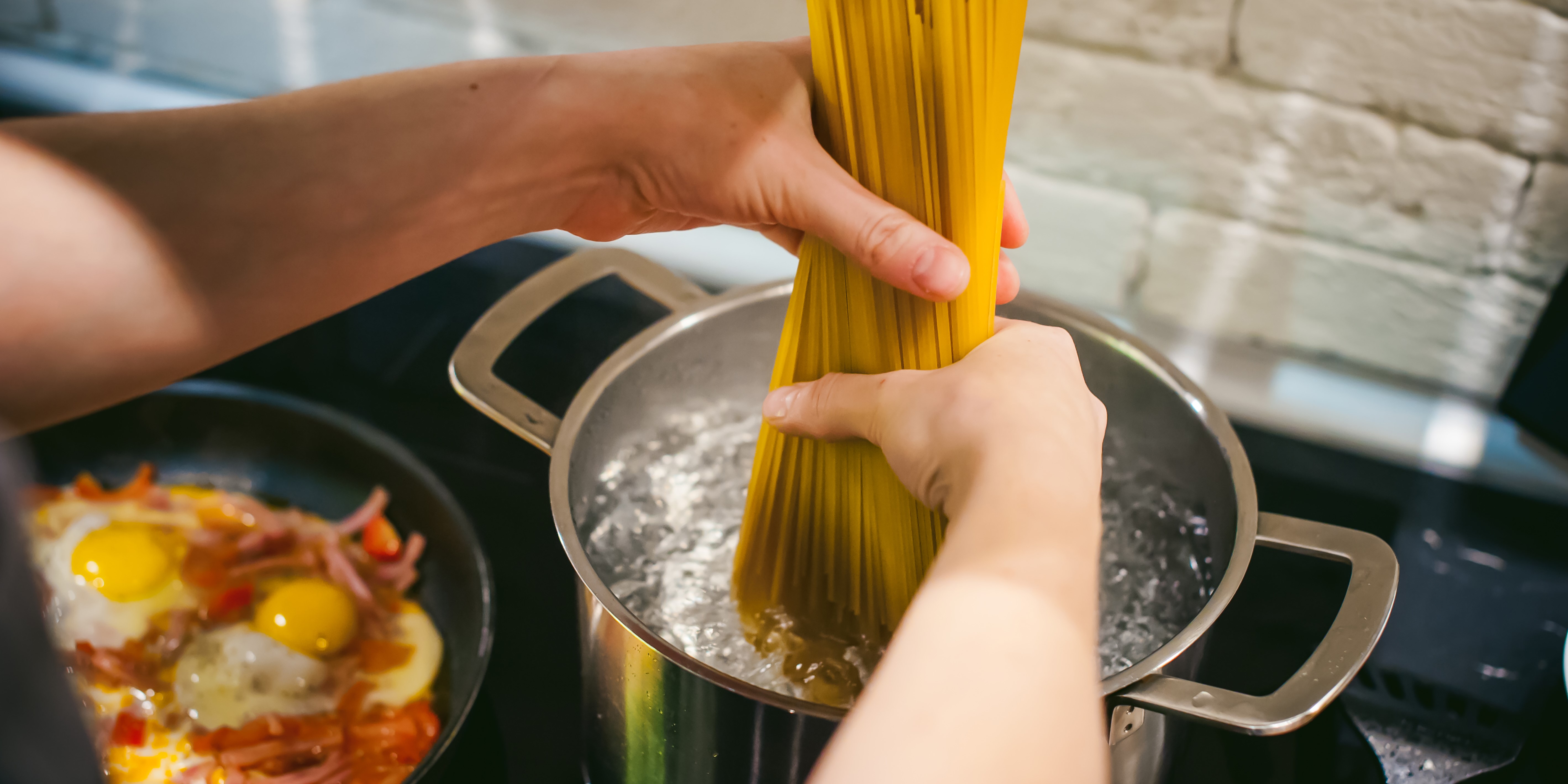Du hælder vandet ud og 4 andre fejl, du begår, når du laver pasta