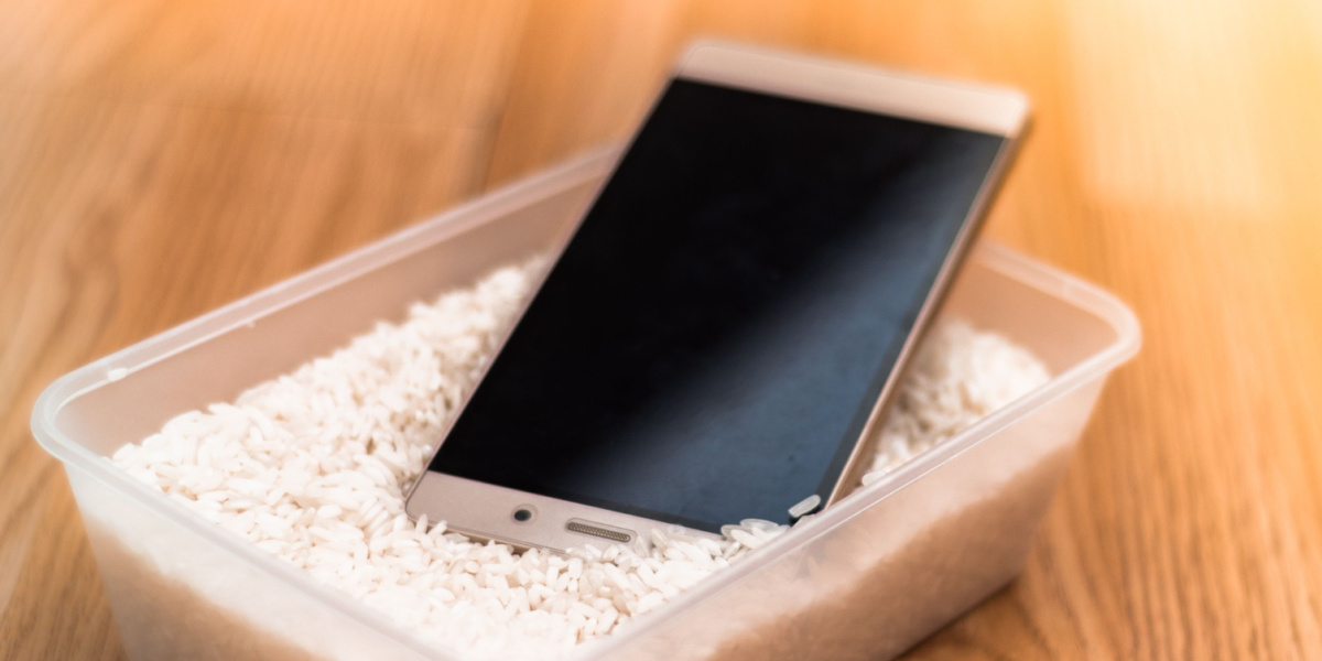 Dom over den velkendte myte: Virker det at putte en våd telefon i ris for at redde den?