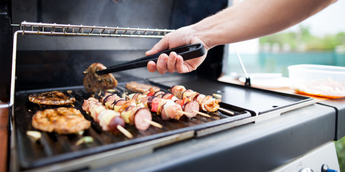 Klar til grillsæsonen? Sådan sikrer du dig mod noget, der rammer 5000 danskere hvert år
