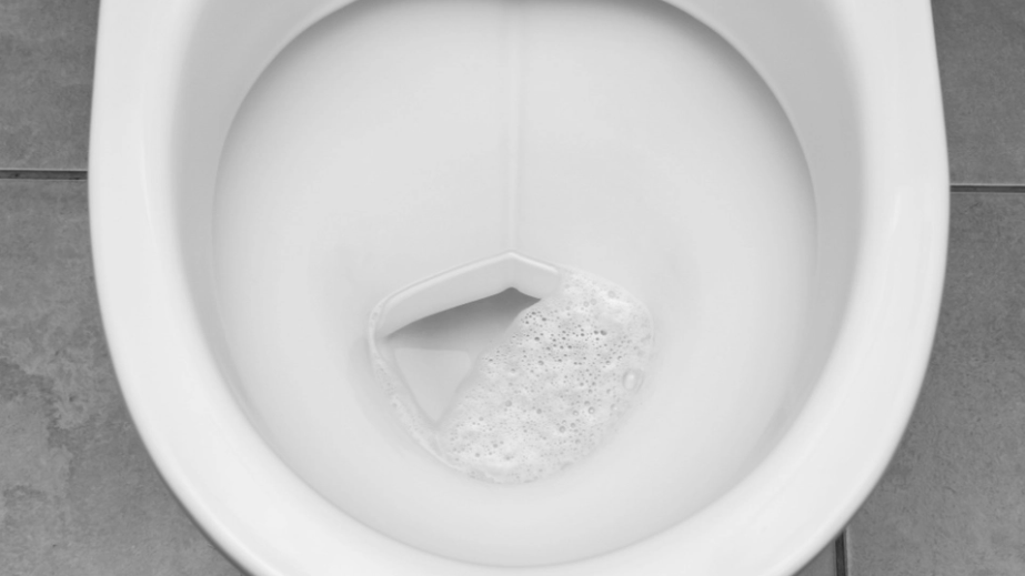 Slip af med kalkaflejringer i toilettet uden hverken eddike, natron eller WC-rens