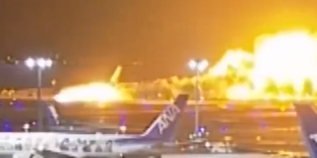 Uhyggelig video: Passagerer flygter fra brændende passagerfly