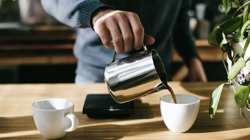 Drikker du kaffe om morgenen? Disse ting bør du gøre, inden du tager den første kop