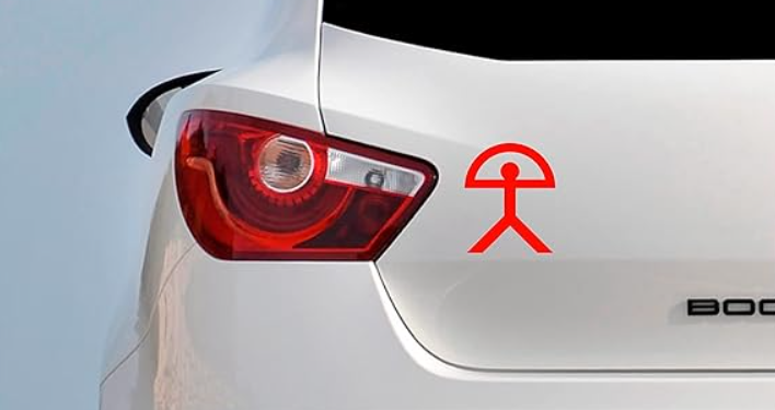 Har du spottet dette symbol på bagenden af en bil? Det har en helt særlig betydning