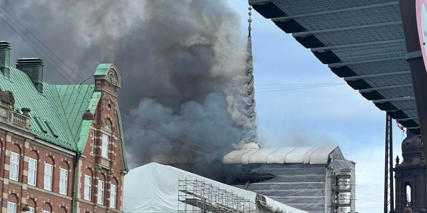 Børsen i København er i brand: Ikonisk spir omsluttet af flammer