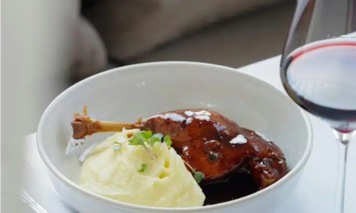 Stop med at koge kartofler til kartoffelmos i vand: Med denne ingrediens smager de langt bedre