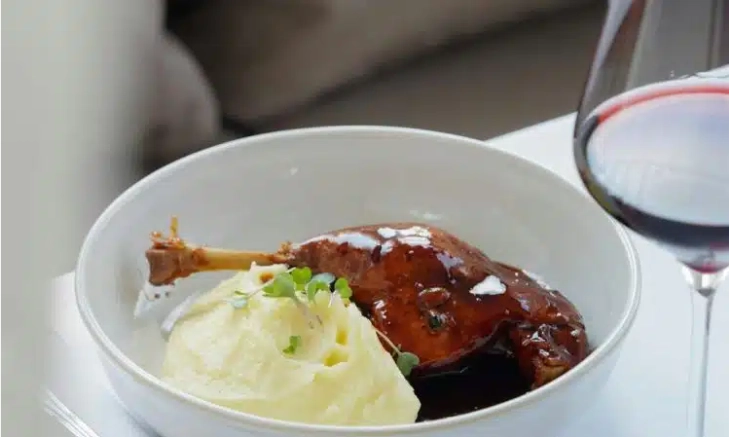 Stop med at koge kartofler til kartoffelmos i vand: Med denne ingrediens smager de langt bedre