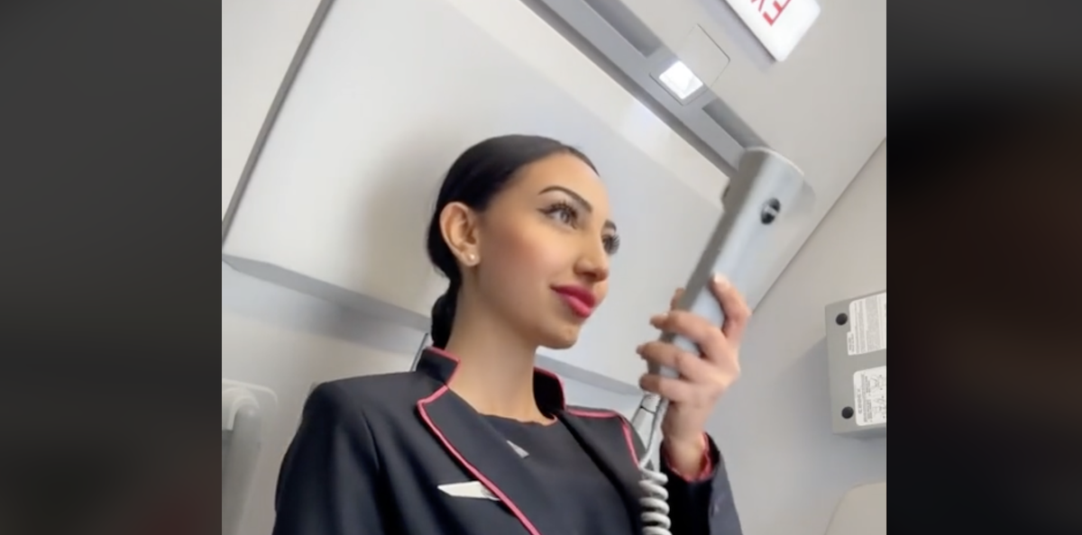 Det er ikke kun for at være høflige, stewardesser hilser på os, når vi går ombord på flyet