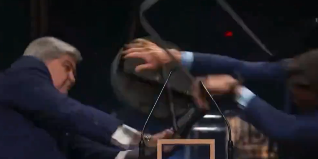 Vanvittig video: Politiker angriber modstander med stol i live-debat