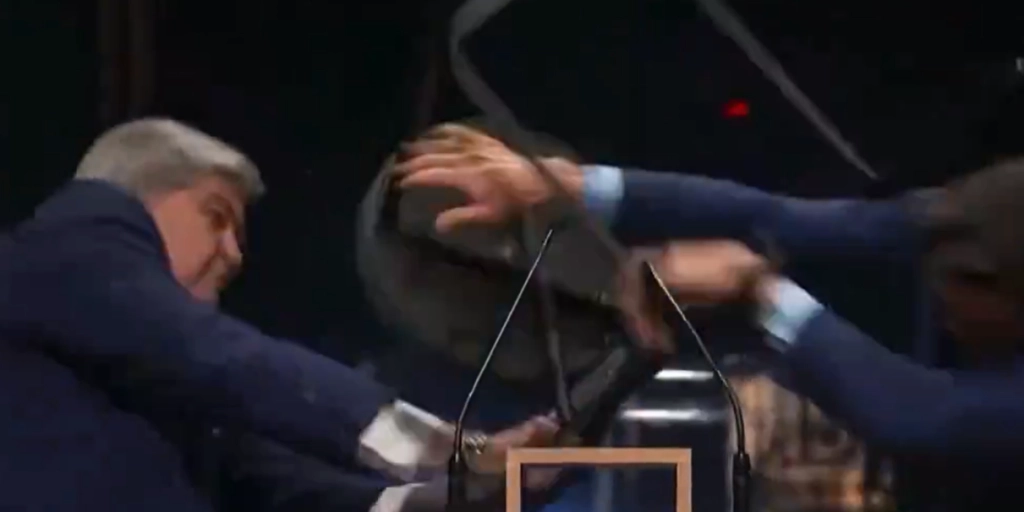 Vanvittig video: Politiker angriber modstander med stol i live-debat