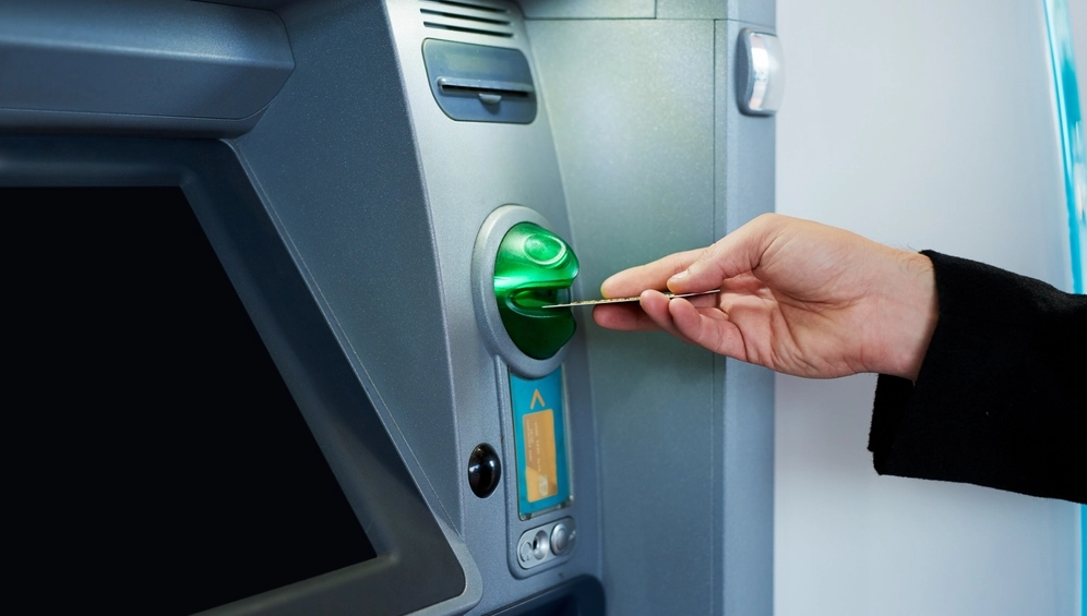 Den knap, du altid skal trykke på, når du bruger en hæveautomat for at undgå svindel