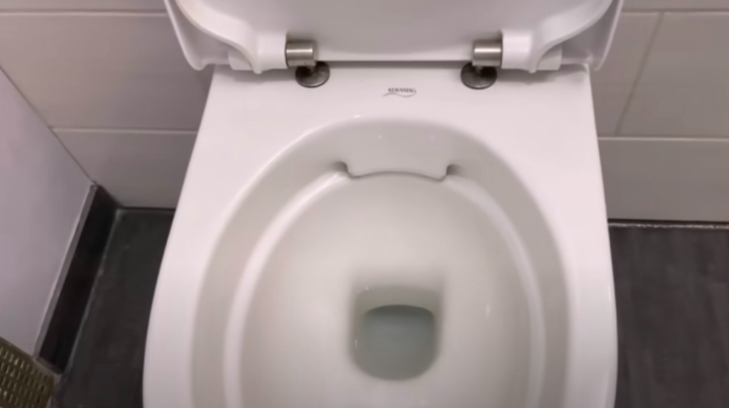 Lad det ligger i toilettet natten over: Det afkalker toilettet med uhørt effektivitvet