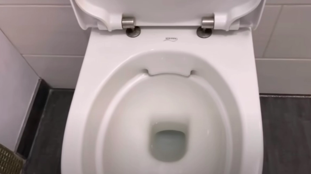 Rent toilet med et snuptag: Her er det overraskende husholdningsmiddel, der renser toilettet