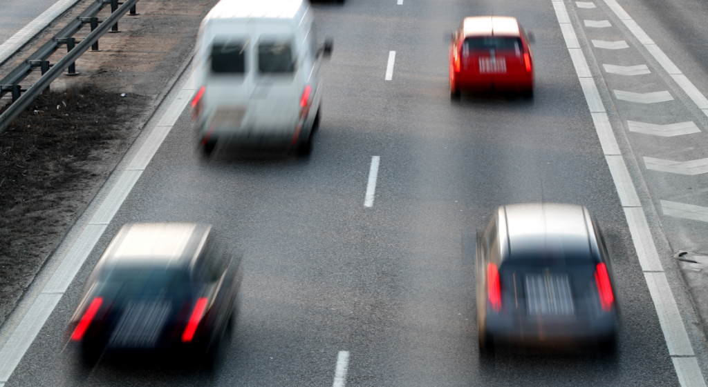 Nu hæver endnu et europæisk land fartgrænserne på motorvejen: Miljøtiltag havde ikke den ønskede effekt