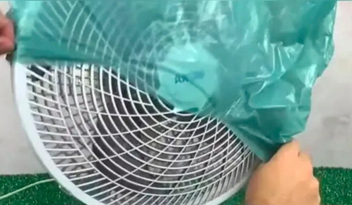 Han binder en plastikpose på blæseren: Vent til du ser, når han tager den af igen