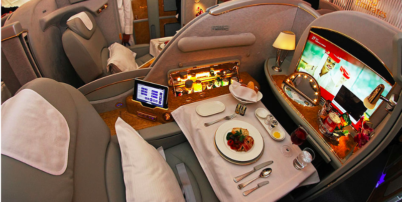 Direktør delte billeder fra sin førsteklassesflyvning med Emirates: Det skulle han aldrig have gjort