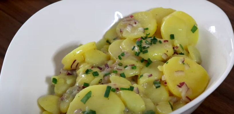 I Tyskland laver de kartoffelsalat på denne måde. Den smager meget bedre end vores.