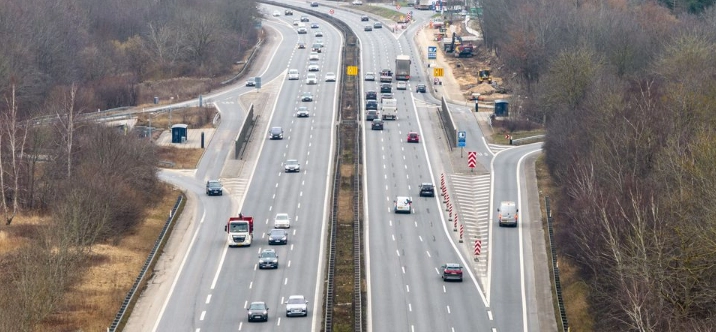 Danske bilister mener alle, at de selv er gode til det: Alligevel mener de kun, at 27% af de øvrige bilister gør det