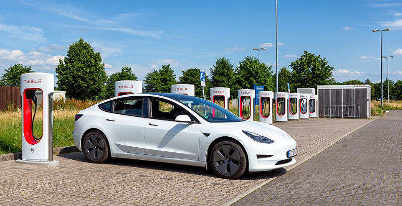 Tesla havde aircondition tændt på 20 grader under hedebølge: Så meget rækkevidde tabte den på 8 timer