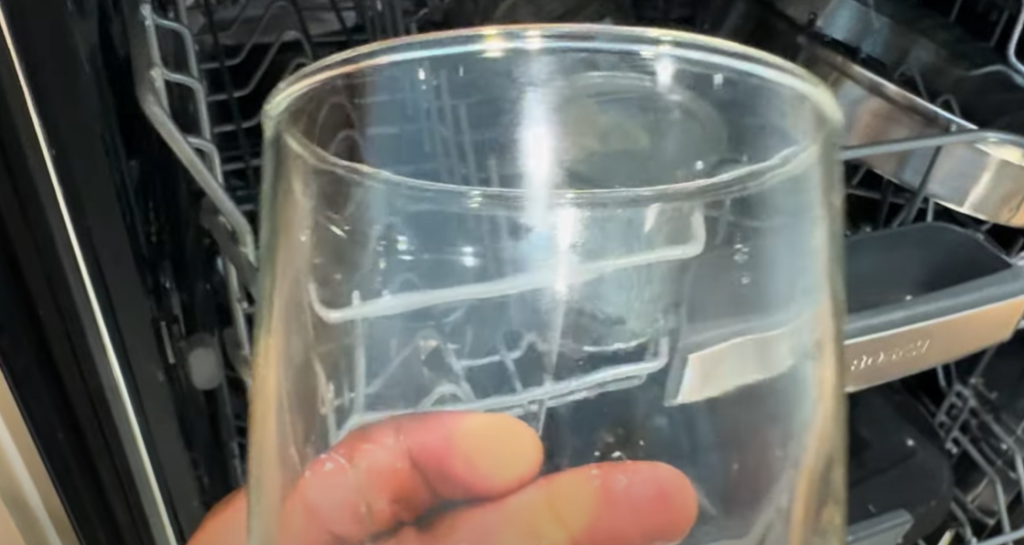 Mange oplever det: Sådan forhindrer du, at glas kommer matte og ridset ud af opvaskemaskinen