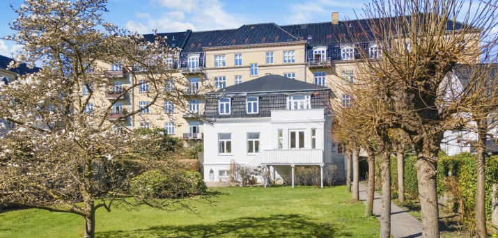 Boet efter Ulf Pilgaard er sat til salg: Så meget koster villaen i Hellerup