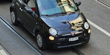 Ung kvinde troede, at hendes Fiat 500 var blevet stjålet: Tabte kæben, da hun så husets overvågning