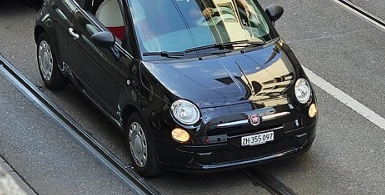 Ung kvinde troede, at hendes Fiat 500 var blevet stjålet: Tabte kæben, da hun så husets overvågning