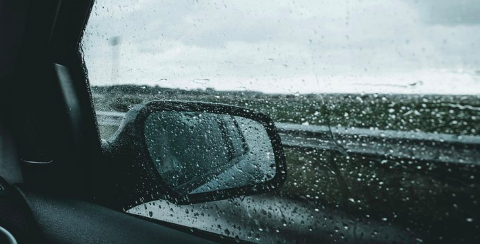 Din bil gør det ikke altid automatisk: Dette bør du altid tjekke, når du kører i regnvejr