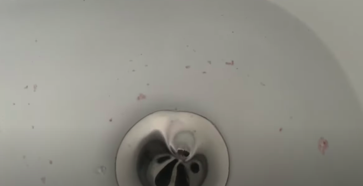 “Jeg er blikkenslager, og jeg anbefaler dette simple trick til at rense enhver vask på 5 minutter.”