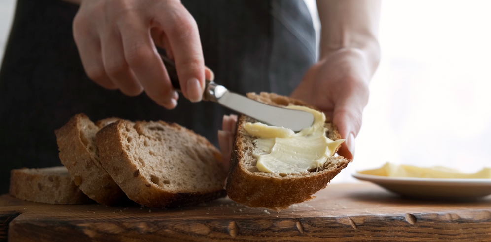Du har det garanteret i køleskabet: Men dette bør du ikke smøre på morgenbrødet
