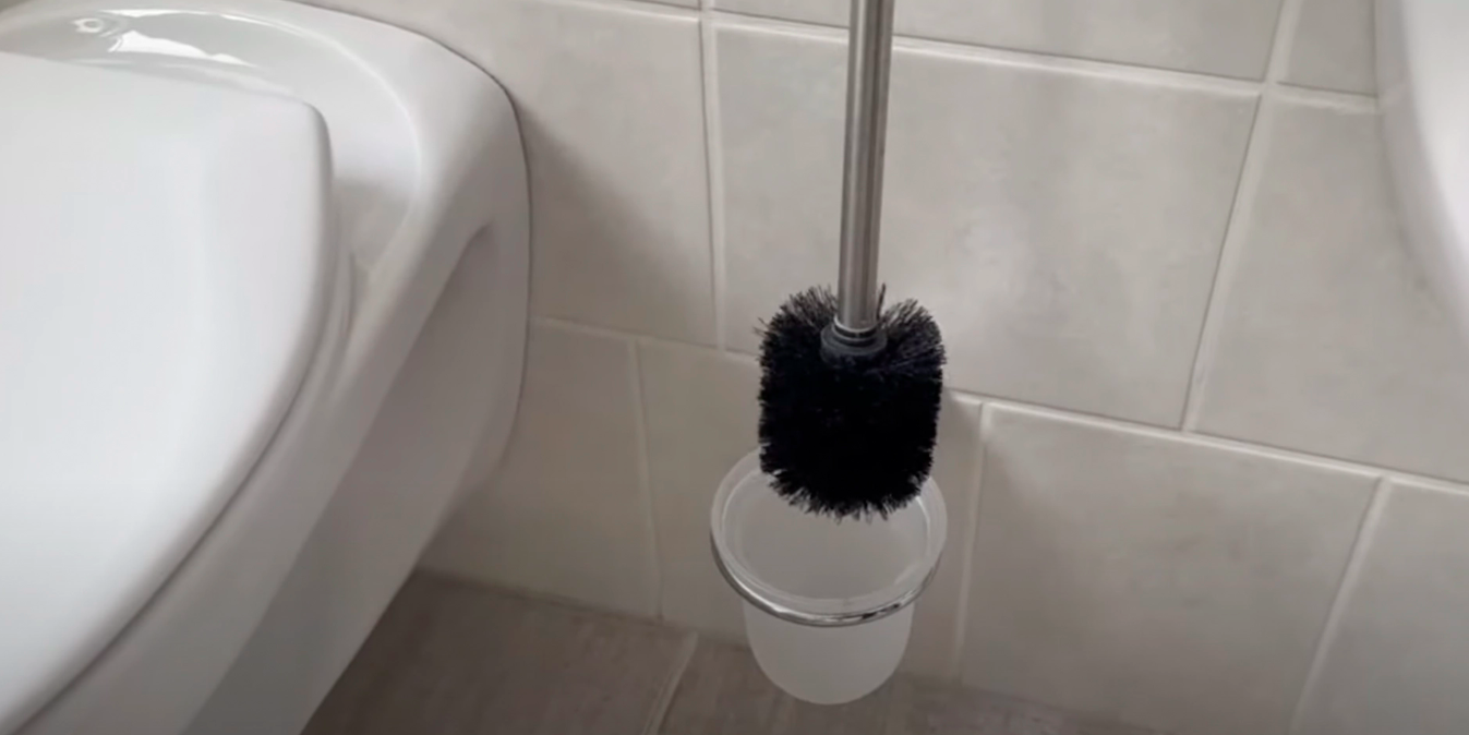 Hæld et skvæt af denne væske over toiletbørsten: Den vil efterlade toilettet både spejlblankt og velduftende