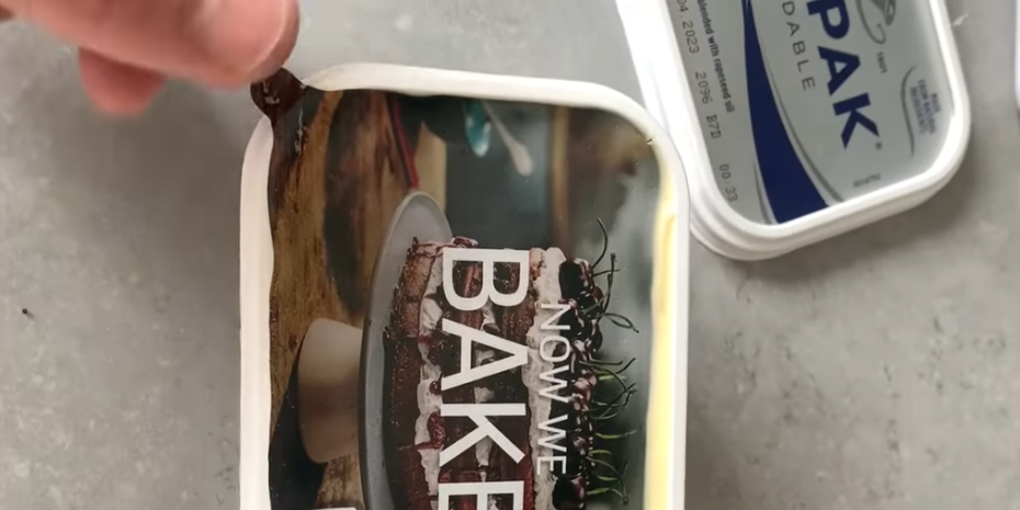 Skal folien, der sidder mellem smør og låg, egentlig blive siddende? Smørproducent giver nu svaret