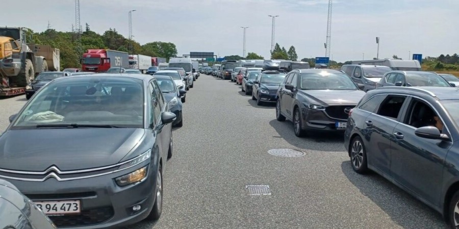 Massiv kø på motorvej i begge retninger