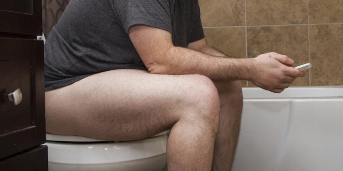 Det kan sprede bakterier og 4 andre fakta om tørring på toilettet, du ikke har lyst til at kende