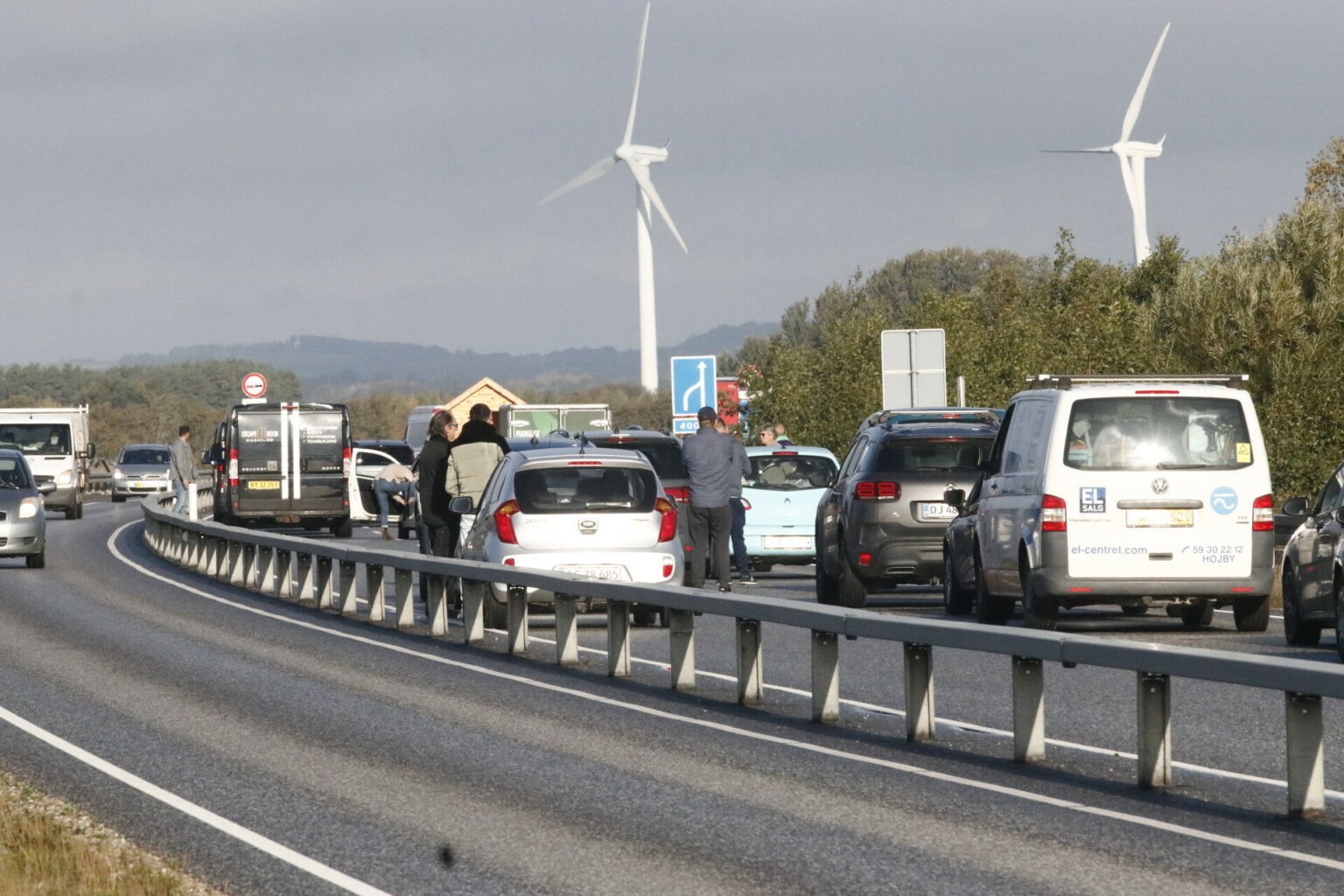 Stort uheld på hovedvejen skaber massiv kø: Nu stiger bilisterne ud af bilerne
