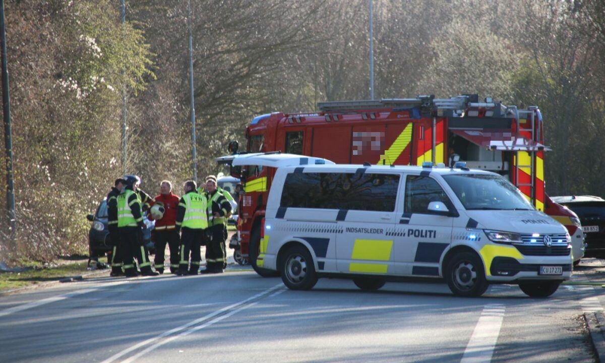 Bil og motorcykel støder sammen: To personer hastet på hospitalet