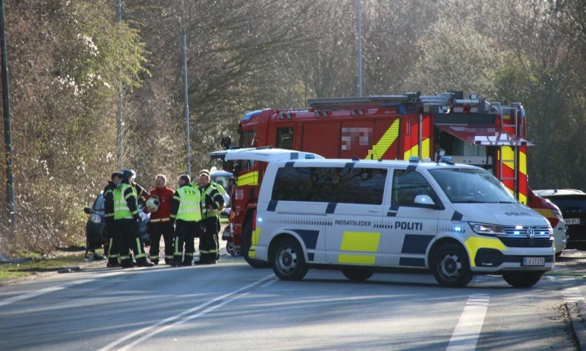 Bil og motorcykel støder sammen: To personer hastet på hospitalet
