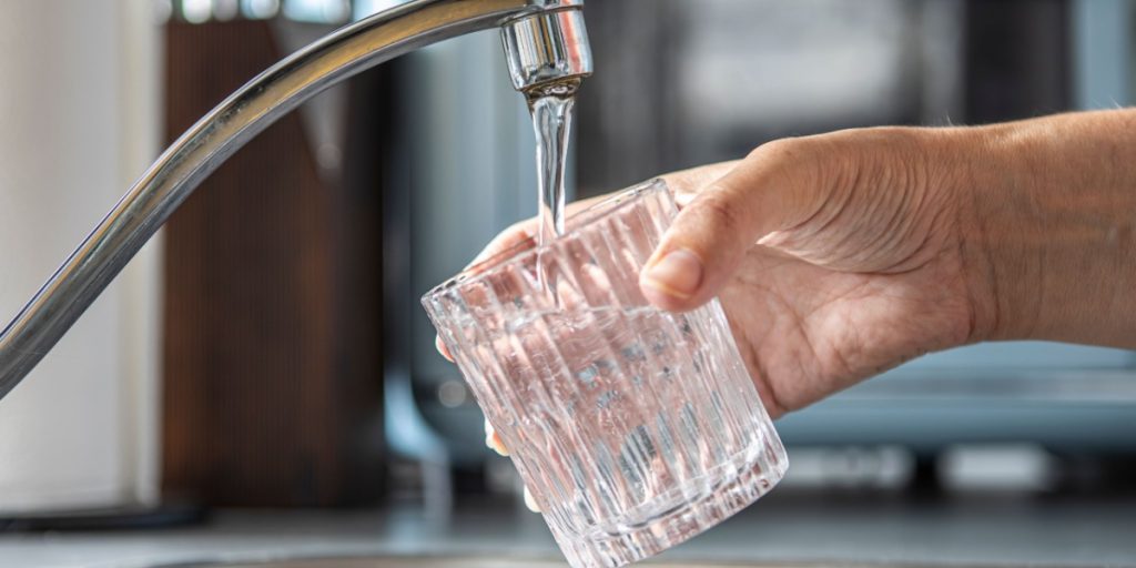 Ikke to liter vand om dagen: Så meget bør du drikke ifølge en ny undersøgelse