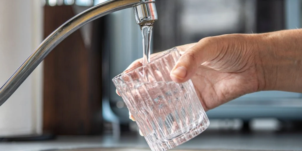 Ikke to liter vand om dagen: Så meget bør du drikke ifølge en ny undersøgelse