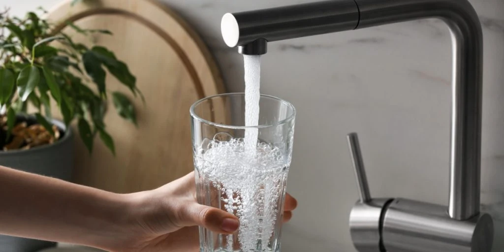 Her er hvorfor du altid bør lade et glas og et stykke papir stå i vasken, når du tager på ferie