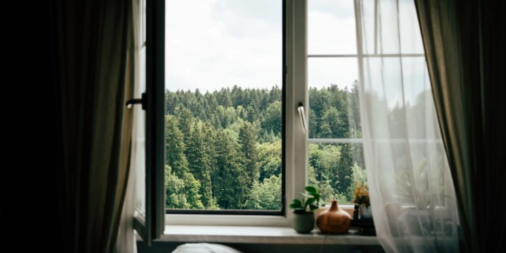 Selv på varme nætter bør du ikke gøre det: Her er grunden til, at du skal holde vinduet lukket om natten
